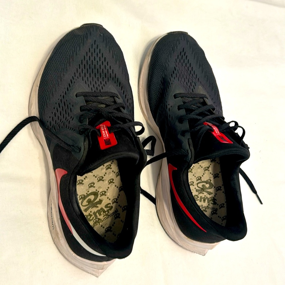 Nike Zoom Winflo men’s size 11.5.  EUC.  Only worn a couple of times. Black/red.